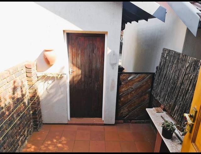 2 BEDROOM TOWNHOUSE FOR SALE IN DIE HOEWES